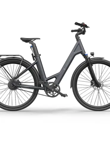 Graues ADO Air 28 Elektrofahrrad mit niedrigem Einstieg, Gepäckträger und Riemenantrieb, isoliert vor weißem Hintergrund.