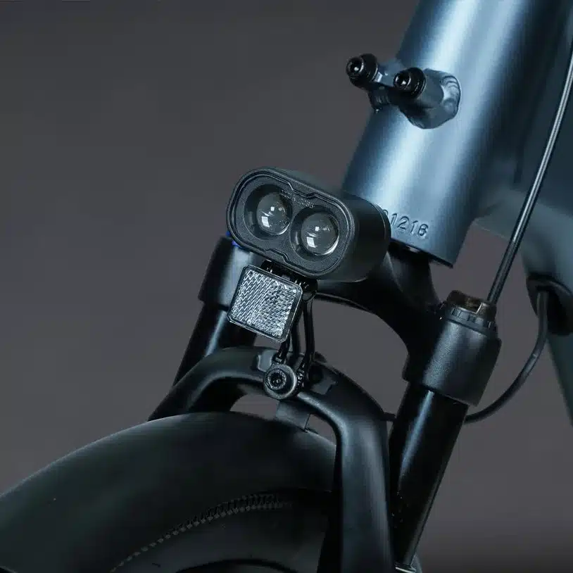 Vorderansicht des ADO Air 28 E-Bikes mit Doppelscheinwerfer und Schutzblech