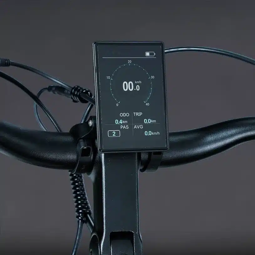 Nahaufnahme des digitalen Displays eines ADO Air 28 Elektrofahrrads, das auf dem Lenker montiert ist.