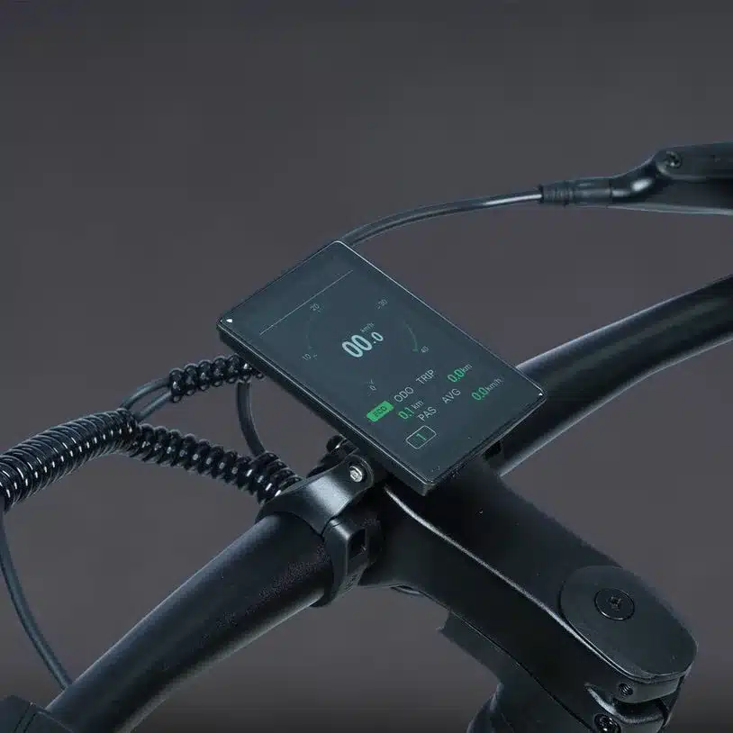 Digitales Display eines ADO AIR 30 Pro Ultra E-Bikes, das Geschwindigkeit, Fahrmodus und Batteriestatus anzeigt.