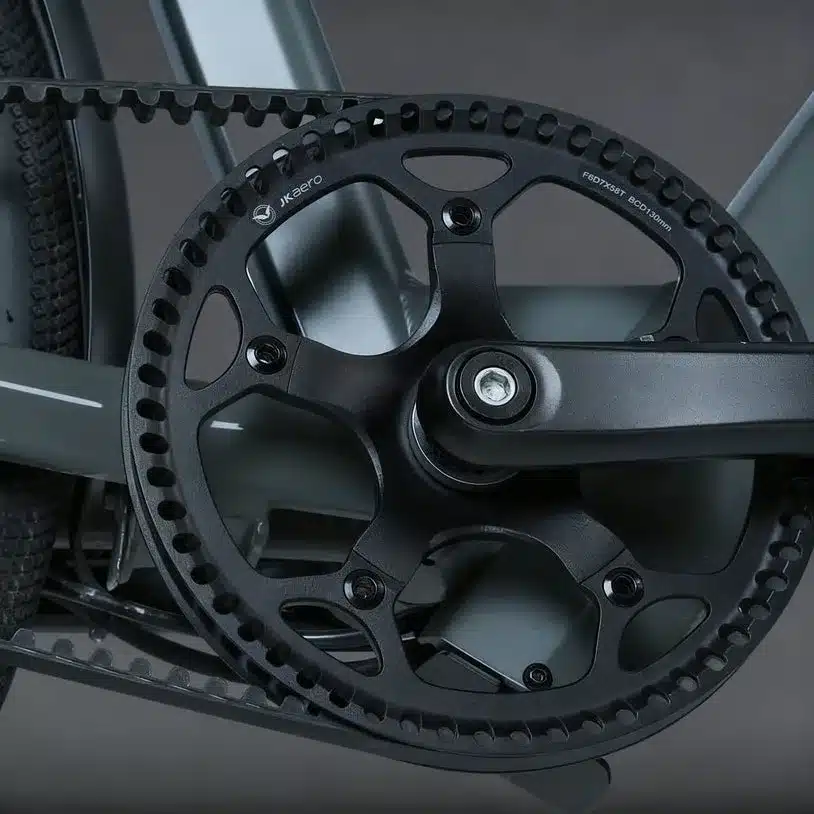 Nahaufnahme der schwarzen Kurbelgarnitur und des Carbon-Riemens eines ADO AIR 30 Pro Ultra E-Bikes, zeigt das JK-Aero-Logo.