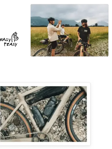 Ein sandfarbenes ROSE Backroad AL Gravelbike mit zwei schwarzen Trinkflaschen, die am Rahmen befestigt sind, liegt auf Schotter. Ein schwarzer Rahmentasche ist ebenfalls angebracht. Die Reifen sind breit und haben einen braunen Rand.