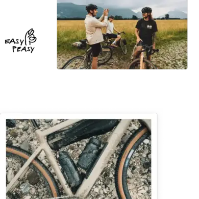 Ein sandfarbenes ROSE Backroad AL Gravelbike mit zwei schwarzen Trinkflaschen, die am Rahmen befestigt sind, liegt auf Schotter. Ein schwarzer Rahmentasche ist ebenfalls angebracht. Die Reifen sind breit und haben einen braunen Rand.