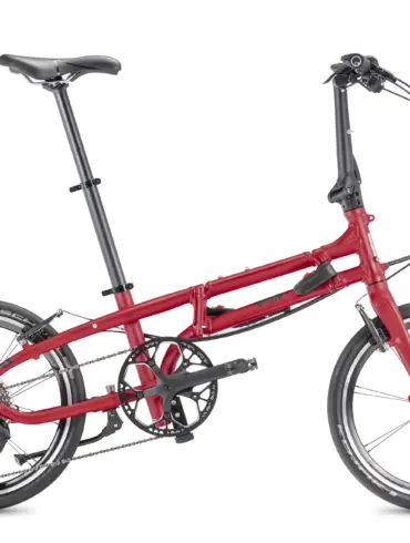 Rotes BYB P10 Faltrad, gezeigt im Seitenprofil auf weißem Hintergrund.