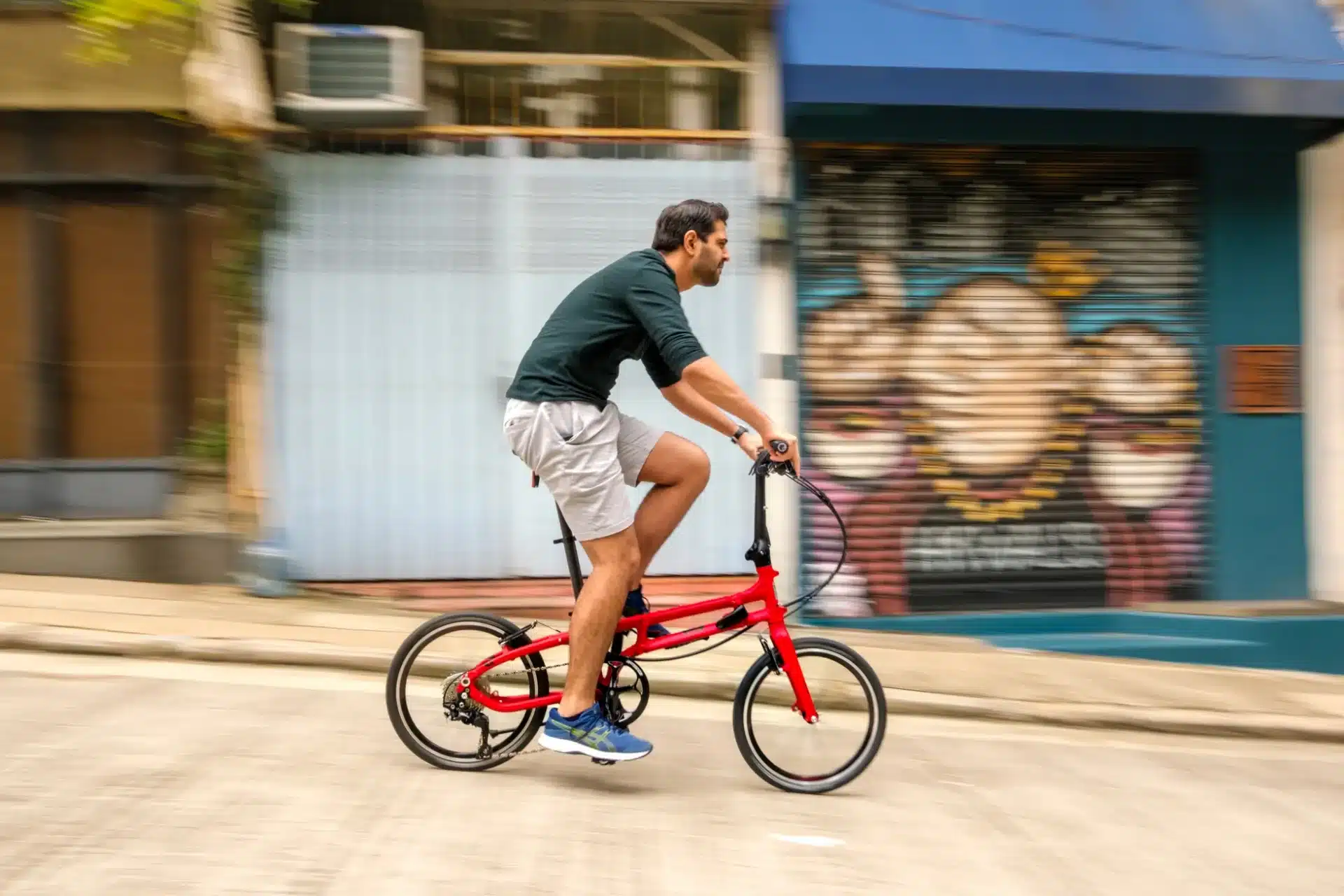 Mann fährt ein rotes BYB P10 Faltrad