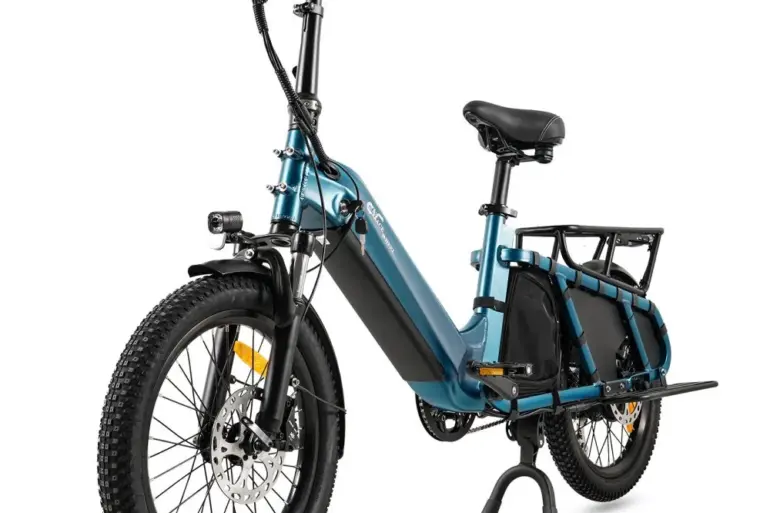 Blaues CMACEWHEEL HQ20 E-Bike mit integriertem Akku, Gepäckträger und breiten Reifen, Frontansicht.