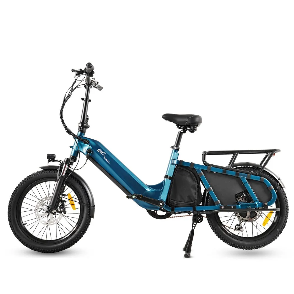Ein blaues CMACEWHEEL HQ20 Longtail-Cargo-E-Bike steht auf dem Seitenständer vor einem weißen Hintergrund. Das Fahrrad hat 20-Zoll-Räder mit breiter Bereifung, einen robusten Rahmen, eine gefederte Gabel, hydraulische Scheibenbremsen, einen Gepäckträger hinten und eine integrierte Tasche links am Heck.