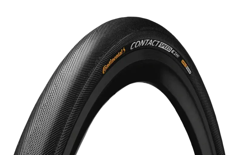 Nahaufnahme eines Continental Contact Speed Fahrradreifens, der seine Textur und das Markenlogo zeigt.