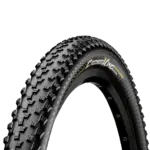Detailaufnahme des schwarzen Continental Cross King ProTection MTB-Reifens mit markantem Profil und dem Schriftzug 'CROSS KING PROTECTION' auf schwarzem Hintergrund.