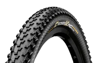 Detailaufnahme des schwarzen Continental Cross King ProTection MTB-Reifens mit markantem Profil und dem Schriftzug 'CROSS KING PROTECTION' auf schwarzem Hintergrund.