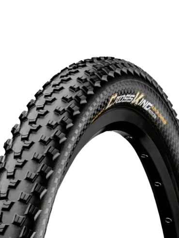Detailaufnahme des schwarzen Continental Cross King ProTection MTB-Reifens mit markantem Profil und dem Schriftzug 'CROSS KING PROTECTION' auf schwarzem Hintergrund.