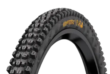 Ein schwarzer Mountainbike-Reifen mit dem Namen "Kryptotal" und orangefarbener Beschriftung und Symbolen.