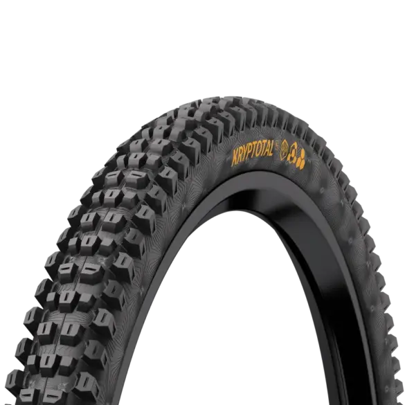 Ein schwarzer Mountainbike-Reifen mit dem Namen "Kryptotal" und orangefarbener Beschriftung und Symbolen.