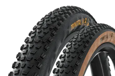 Zwei Continental Trinotal Fahrradreifen, die für feuchten Untergrund und gemischtes Gelände entwickelt wurden. Das Profil ist deutlich erkennbar.