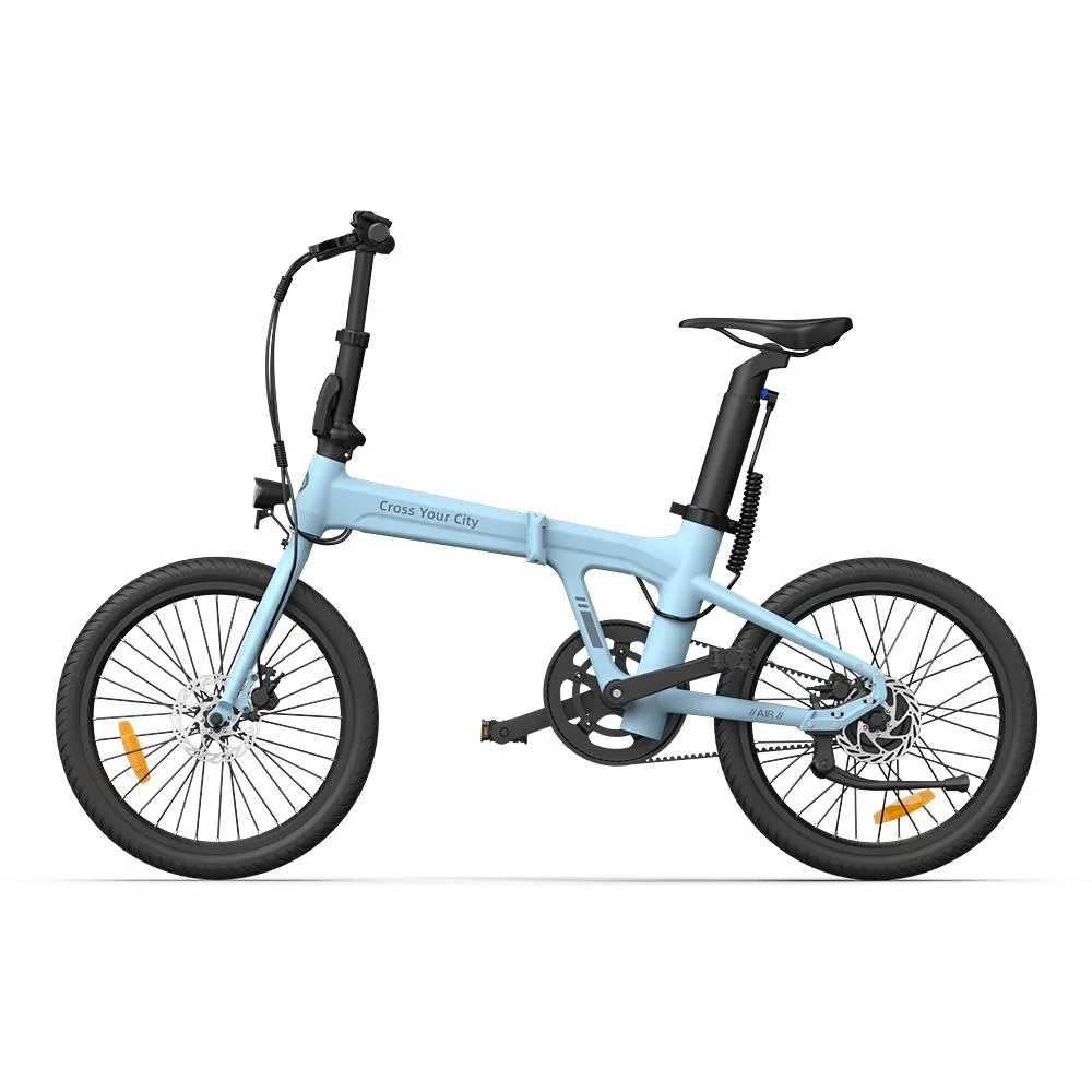 Ein hellblaues, faltbares Elektrofahrrad vom Typ ADO Air 20 steht freigestellt auf weißem Hintergrund.