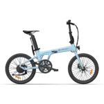 Eine Seitenansicht des hellblauen faltbaren ADO Air 20 Elektrofahrrads mit 20-Zoll-Reifen und Carbon-Riemenantrieb.