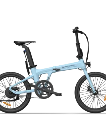 Eine Seitenansicht des hellblauen faltbaren ADO Air 20 Elektrofahrrads mit 20-Zoll-Reifen und Carbon-Riemenantrieb.
