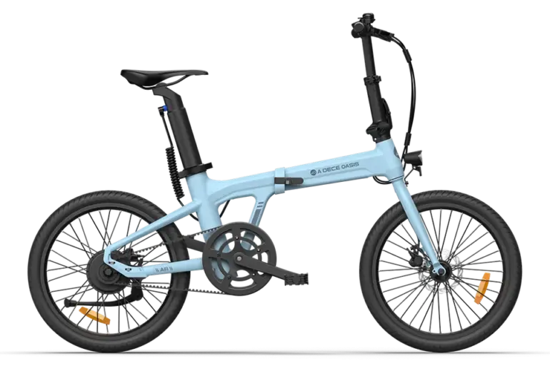 Eine Seitenansicht des hellblauen faltbaren ADO Air 20 Elektrofahrrads mit 20-Zoll-Reifen und Carbon-Riemenantrieb.