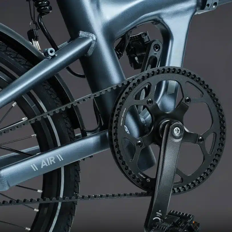 Detailaufnahme des Carbon-Riemenantriebs, der Kurbelgarnitur und des Rahmens eines grauen ADO Air 20 Elektrofahrrads.