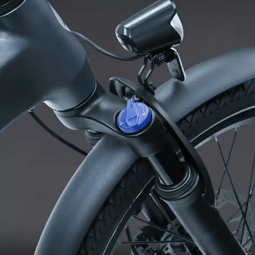 Vorderteil eines dunklen ADO Air 20 Elektrofahrrads mit Fokus auf die Federgabel, den Scheinwerfer und den blauen Einstellknopf.