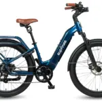 Ein blaues City Robin X+ Elektrofahrrad steht vor einem weißen Hintergrund. Das Fahrrad hat einen tiefen Einstieg, einen integrierten Gepäckträger, einen braunen Sattel und braune Griffe. Es ist ausgestattet mit breiten Reifen, Schutzblechen, hydraulischen Scheibenbremsen und einem farbigen LCD-Display.