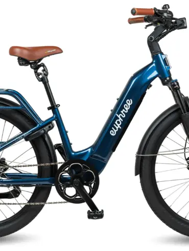 Ein blaues City Robin X+ Elektrofahrrad steht vor einem weißen Hintergrund. Das Fahrrad hat einen tiefen Einstieg, einen integrierten Gepäckträger, einen braunen Sattel und braune Griffe. Es ist ausgestattet mit breiten Reifen, Schutzblechen, hydraulischen Scheibenbremsen und einem farbigen LCD-Display.