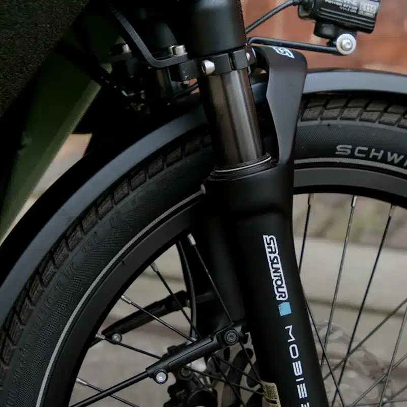 Detailansicht der schwarzen SR Suntour Federgabel und des Schwalbe Reifens eines Urban Arrow FamilyNext Lastenrads.