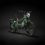 Ein grünes Heritage Heroes Club E-Bike steht auf schwarzem Hintergrund. Das Fahrrad hat einen robusten Chromoly-Stahlrahmen, breite Reifen und eine integrierte Motor- und Batterielösung.