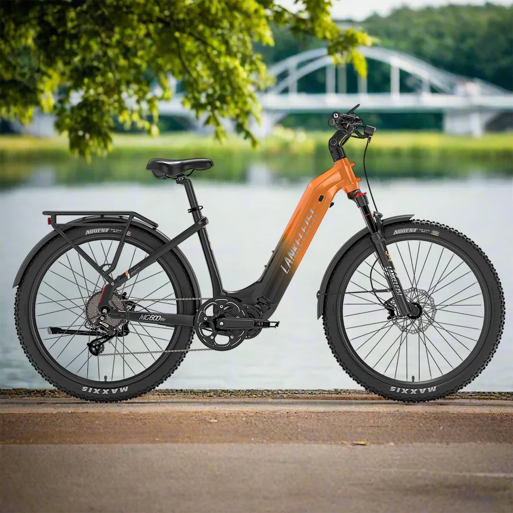 Seitenansicht eines orangefarbenen und schwarzen Lankeleisi MG600 Lite Trekking E-Bikes mit Gepäckträger und breiten Reifen, stehend am Ufer mit einer Brücke im Hintergrund.