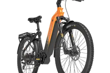 Orangefarbenes Lankeleisi MG600 Lite Trekking-E-Bike, von vorne betrachtet, mit schwarzen Reifen, Schutzblechen und Gepäckträger.