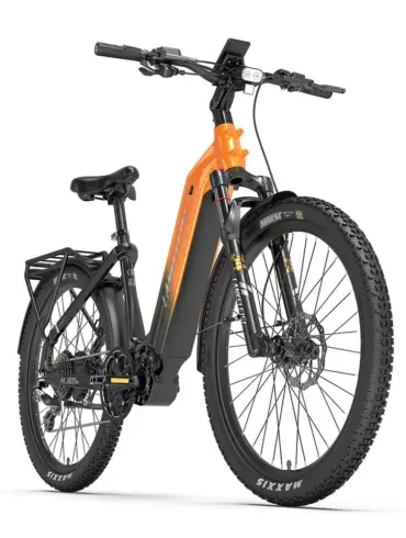 Orangefarbenes Lankeleisi MG600 Lite Trekking-E-Bike, von vorne betrachtet, mit schwarzen Reifen, Schutzblechen und Gepäckträger.