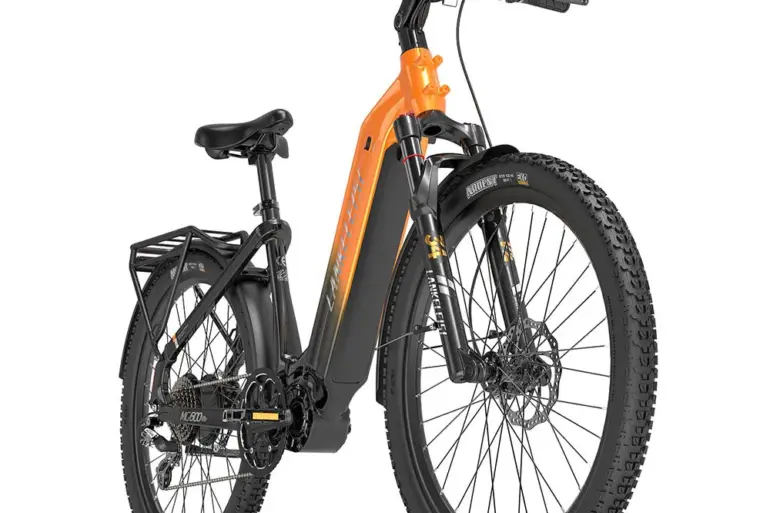 Orangefarbenes Lankeleisi MG600 Lite Trekking-E-Bike, von vorne betrachtet, mit schwarzen Reifen, Schutzblechen und Gepäckträger.