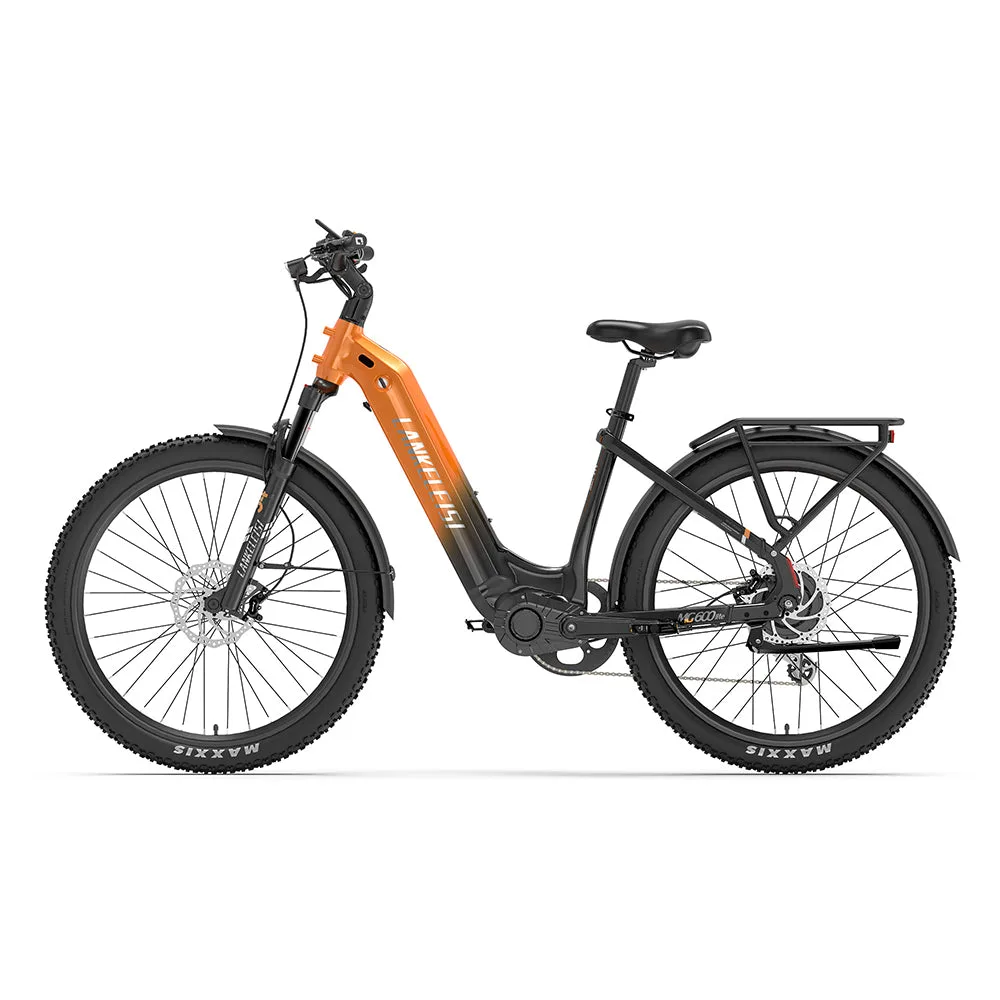 Das Lankeleisi MG600 Lite ist ein orangefarbenes Trekking-E-Bike mit robustem Aluminiumrahmen, Federgabel, breiten Maxxis-Reifen und Gepäckträger.