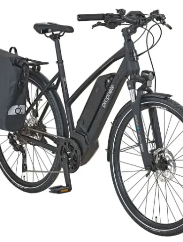 Schwarzes E-Trekkingrad mit Gepäcktasche, ausgestattet mit Mittelmotor und Federgabel.