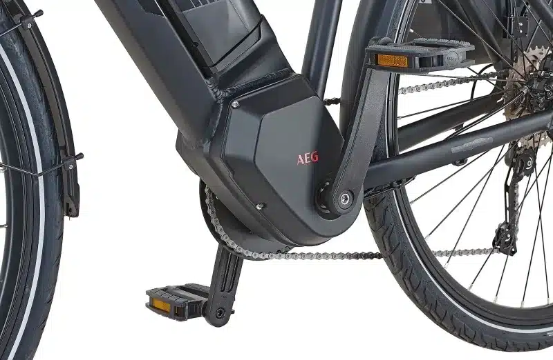 AEG Sport Drive Mittelmotor mit Kurbelgarnitur und Kette eines E-Trekkingrads, auf weißem Hintergrund.