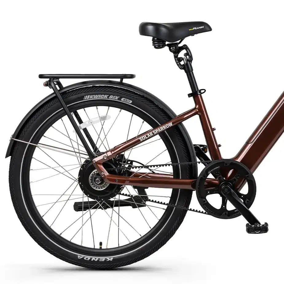 Seitenansicht des Solar Sparrow E-Bikes mit Fokus auf das Hinterrad, den Riemenantrieb und die Pedale.