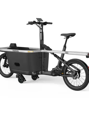 Seitenansicht eines schwarzen TARRAN T1 Pro E-Cargobikes mit einer integrierten Transportbox vorne und einem Gepäckträger hinten.
