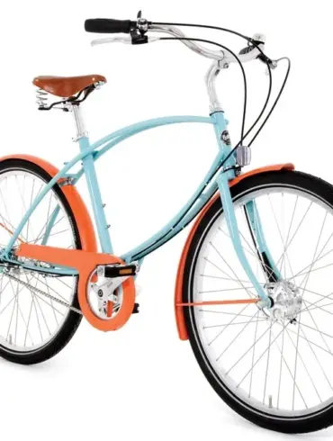 Ein hellblaues Stadtrad mit orangefarbenen Schutzblechen und einem braunen Ledersattel.