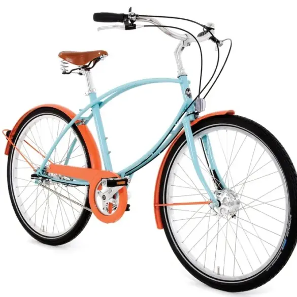 Ein hellblaues Stadtrad mit orangefarbenen Schutzblechen und einem braunen Ledersattel.