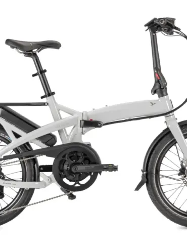 Ein hellgraues Tern Vektron P10 E-Faltrad mit schwarzem Gepäckträger und Bosch-Motor, frontal leicht seitlich von rechts betrachtet.