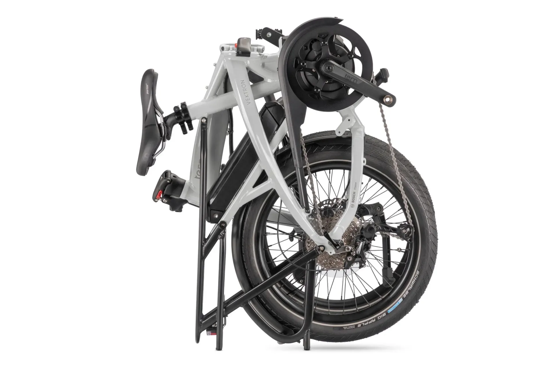 Seitliche Ansicht eines zusammengeklappten grauen E-Faltrades Tern Vektron P10, mit Fokus auf den Rahmen, das Rad, die Kette und den Bosch-Antrieb.