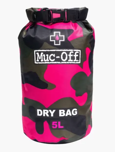 Ein pink-schwarzer Tarnmuster-Trockensack mit der Aufschrift 'Muc-Off DRY BAG 5L'.