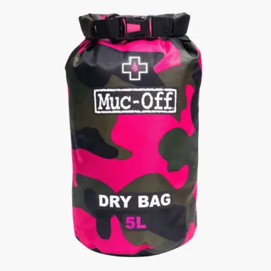 Ein pink-schwarzer Tarnmuster-Trockensack mit der Aufschrift 'Muc-Off DRY BAG 5L'.