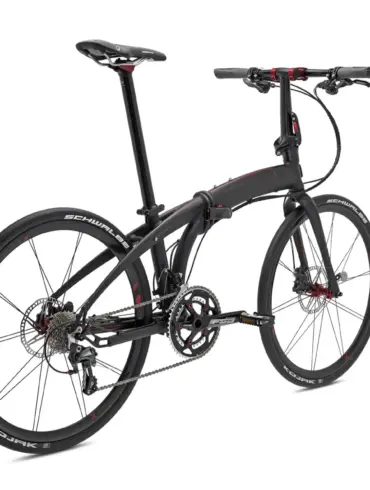 Schwarz lackiertes Tern Eclipse X22 Faltrad mit roten Akzenten, gezeigt vor einem weißen Hintergrund. Das Fahrrad hat 26-Zoll-Laufräder mit Schwalbe Kojak Reifen und eine 2x11 Shimano Ultegra/105 Schaltung.