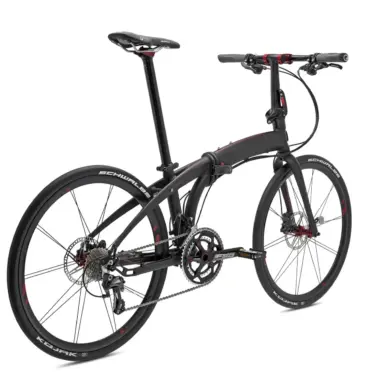 Schwarz lackiertes Tern Eclipse X22 Faltrad mit roten Akzenten, gezeigt vor einem weißen Hintergrund. Das Fahrrad hat 26-Zoll-Laufräder mit Schwalbe Kojak Reifen und eine 2x11 Shimano Ultegra/105 Schaltung.