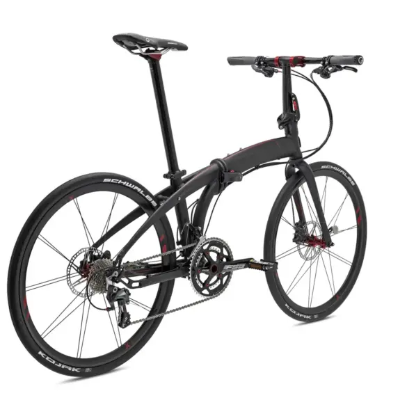 Schwarz lackiertes Tern Eclipse X22 Faltrad mit roten Akzenten, gezeigt vor einem weißen Hintergrund. Das Fahrrad hat 26-Zoll-Laufräder mit Schwalbe Kojak Reifen und eine 2x11 Shimano Ultegra/105 Schaltung.