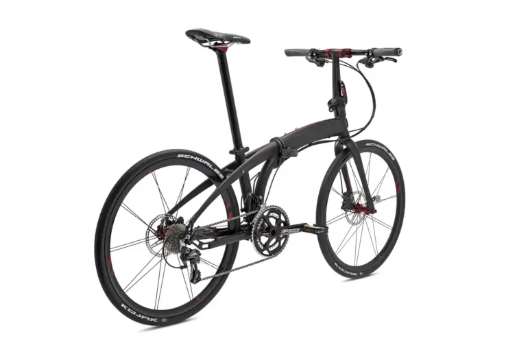 Schwarz lackiertes Tern Eclipse X22 Faltrad mit roten Akzenten, gezeigt vor einem weißen Hintergrund. Das Fahrrad hat 26-Zoll-Laufräder mit Schwalbe Kojak Reifen und eine 2x11 Shimano Ultegra/105 Schaltung.