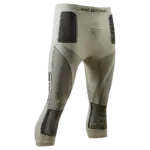 Detailansicht der X-Bionic Energy Accumulator 4.0 Pants 3/4 in Beige mit schwarzen Akzenten, die auf Temperaturregulation und Bewegungsfreiheit ausgelegt ist.