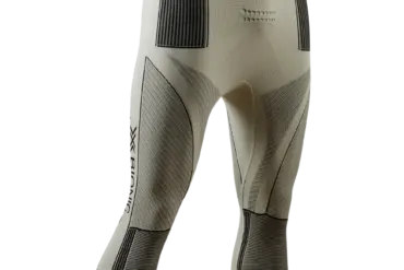 Detailansicht der X-Bionic Energy Accumulator 4.0 Pants 3/4 in Beige mit schwarzen Akzenten, die auf Temperaturregulation und Bewegungsfreiheit ausgelegt ist.
