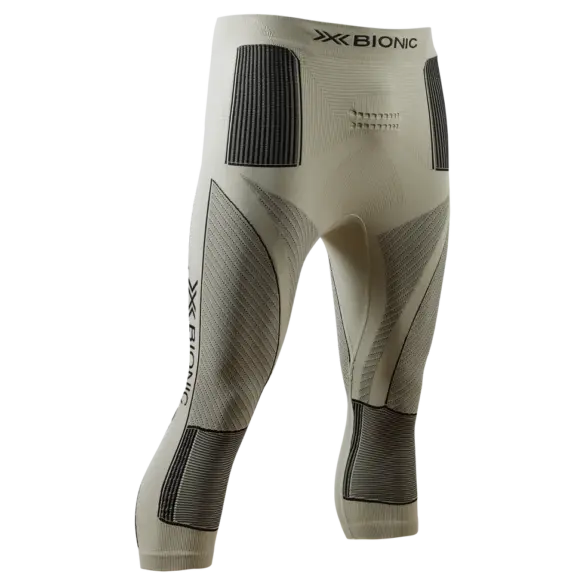 Detailansicht der X-Bionic Energy Accumulator 4.0 Pants 3/4 in Beige mit schwarzen Akzenten, die auf Temperaturregulation und Bewegungsfreiheit ausgelegt ist.